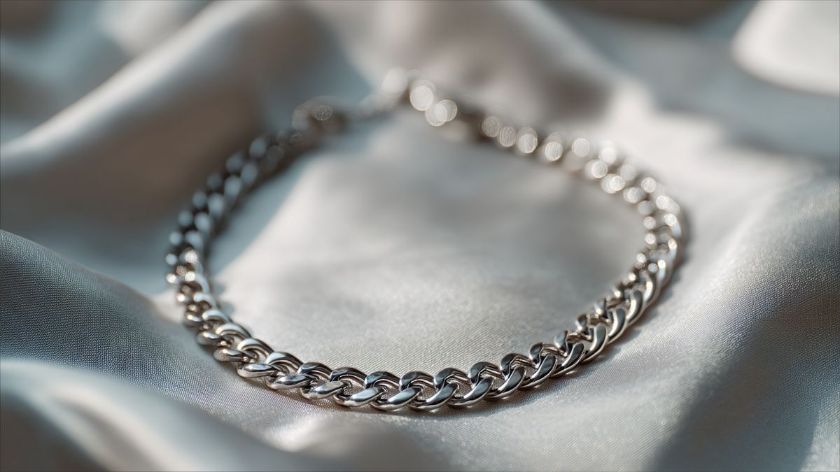 Comment entretenir une chaîne de cheville en argent ou or ?